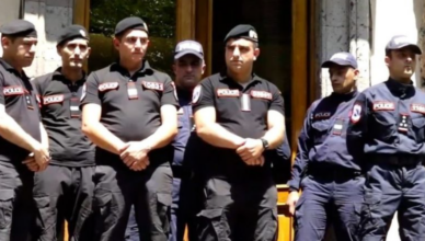 Силовики в беретах собрались у входа в ЦИК перед митингом ППА (Video)