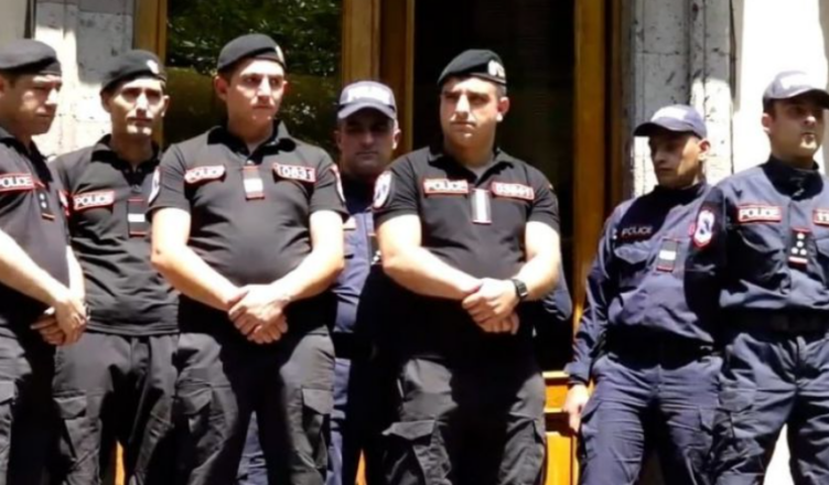 Силовики в беретах собрались у входа в ЦИК перед митингом ППА (Video)