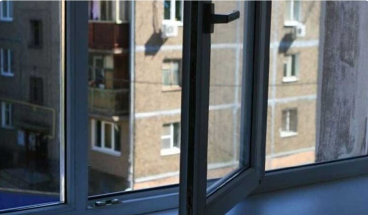 Мужчина выбросил любимую женщину из окна третьего этажа.