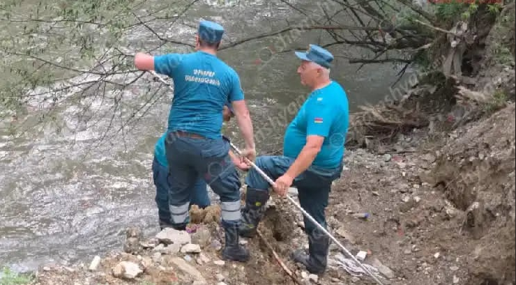Опубликовано видео с поисковой операции по розыску сестер, упавших в реку Памбак.