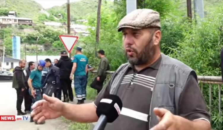 «Младшая сестра упала в реку, перейдя через трубу, а другая попыталась помочь, но тоже упала».