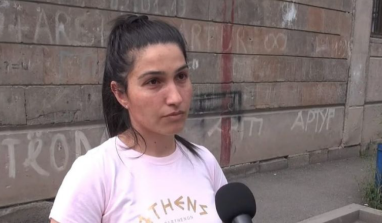 «Старший ребёнок у неё, двоих увезли в другое место, это ужасно, страшное дело» — соседка (Video)