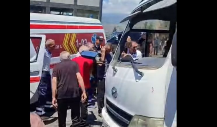 В Аштараке автобус, перевозивший детей на экскурсию, попал в аварию (Video)