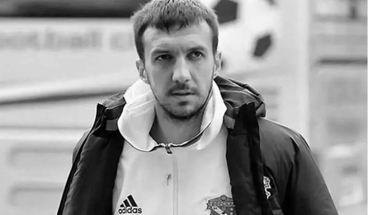 У него было четверо детей, и он умер в свой день рождения.