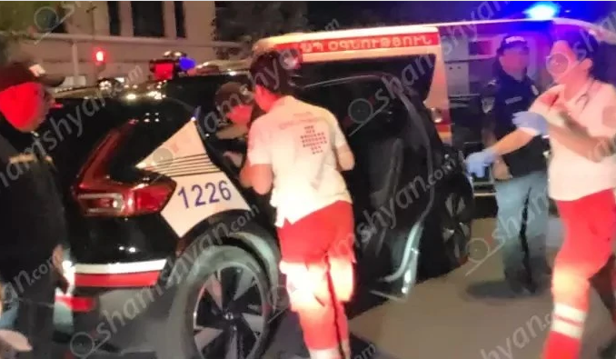 Возле ресторана произошла драка.