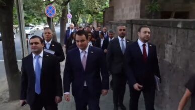 Депутаты блока «Сильная Армения» прибыли к зданию Национального собрания.