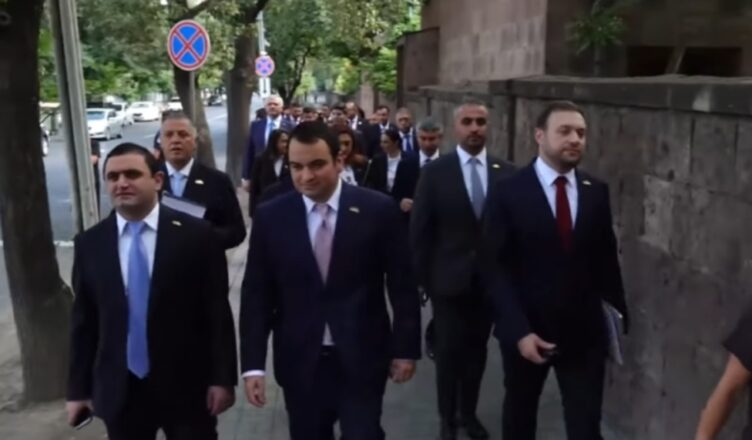 Депутаты блока «Сильная Армения» прибыли к зданию Национального собрания.