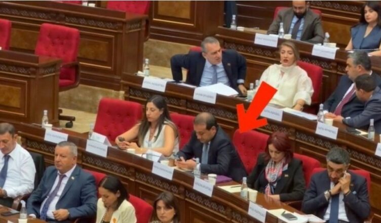 Чем занят бывший глава Давташенского района, депутат парламента Роман Амбардзумян во время выступления Рубиняна (Video)