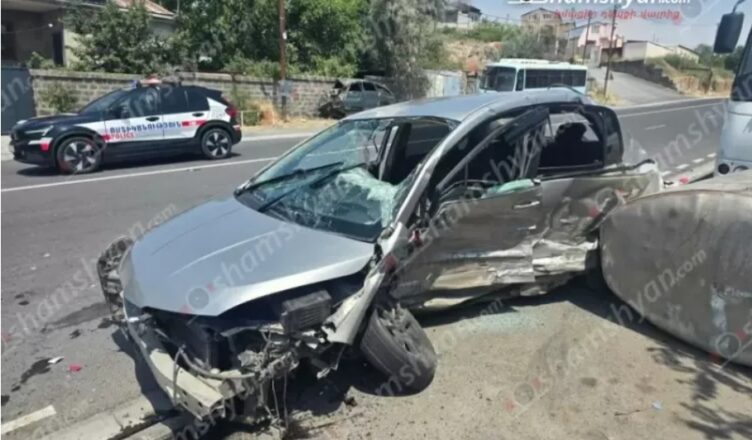 ОБЩЕСТВО Крупное ДТП с участием нескольких автомобилей в Ереване.