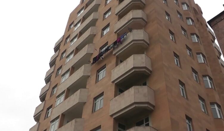 Полуторагодовалая девочка чудом выжила после падения с третьего этажа