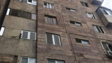 Страшные кадры, как пьяная мать выбрасывает 3-летнюю дочь с 9 этажа (Video)