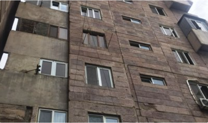 Страшные кадры, как пьяная мать выбрасывает 3-летнюю дочь с 9 этажа (Video)