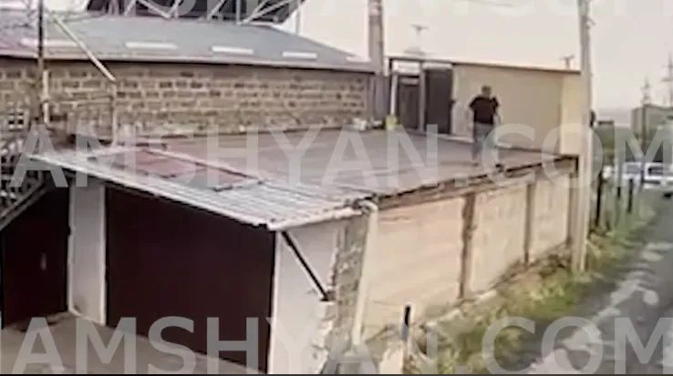 Эксклюзивное видео: Мужчина упал с высоты в Ереване