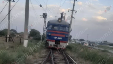 Электрический провод оборвался и упал на крышу вагона поезда Ереван-Гюмри.