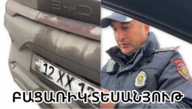 Ожесточенный спор между полицейскими и гражданами.