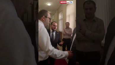 «Вы говорите, что умеете вести дебаты, ну же, дайте-ка я посмотрю», — «Не так ли?»: дебаты в коридоре (видео)