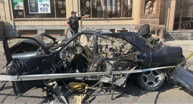 Взрыв произошёл в припаркованном автомобиле Mercedes.