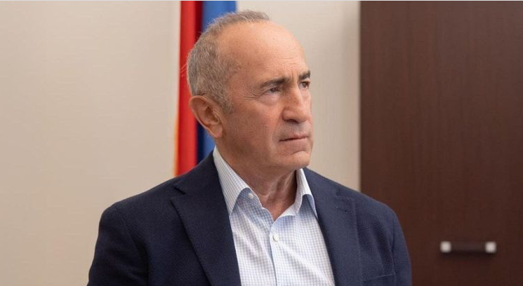 Роберта Кочаряна снова доставили в больницу.