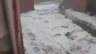 Недавно в Армении выпал сильный град. Видео опубликовал Суренян.