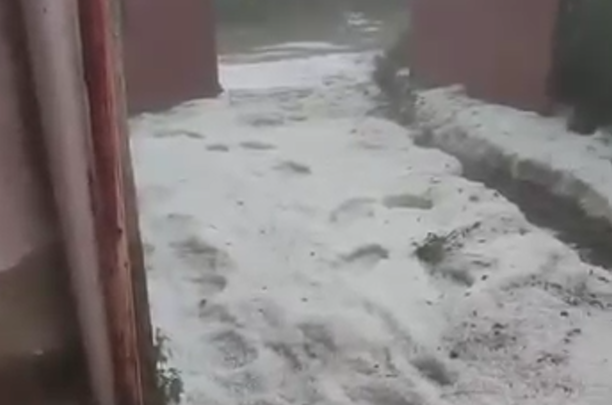 Недавно в Армении выпал сильный град. Видео опубликовал Суренян.