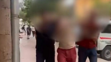 Трое мужчин и одна женщина арестованы за торговлю наркотиками.