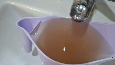 Какая вода течет из крана? Граждане публикуют фотографии.