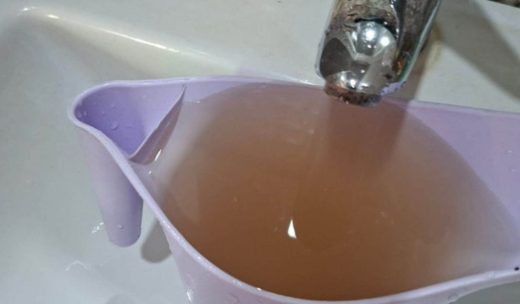 Какая вода течет из крана? Граждане публикуют фотографии.